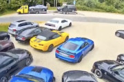 【動画】ワロタ。自動車販売店でネタみたいなハプニングが撮影されるｗｗｗｗｗ