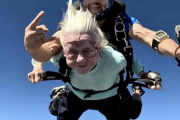 世界最高齢104歳でスカイダイビングに挑戦した女性、成功した1週間後に亡くなる