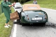 【動画】スマホ運転の女が貴重なジャガーXK120を廃車寸前に追いやる。