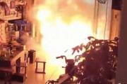 【中国】電動スクーターの販売店でバッテリーが爆発。（音量注意）