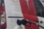 【悲報】テスラのガソリン車が目撃されるｗｗｗｗｗｗｗｗｗｗｗ