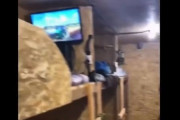 ウクライナ兵が快適な塹壕内部の案内動画を公開…テレビやサウナルームも！