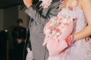 【結婚式】披露宴に出席したんだけど、新郎が両親に 「あなた達の天使はここまで大きくなり云々」って自作の歌送ってて…