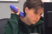 それ使い方あってますか？職場でマッサージ器を使っている女の子が・・・。海外の反応