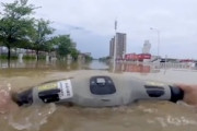 【動画】ダム決壊洪水でも潜水艦のように走れる電動バイクがすごいぞ。