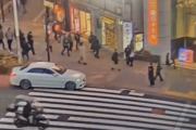 【動画】新宿で歩道に車突っ込む。10代女性ら3人が巻き添えに