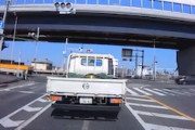 【動画】葛飾区で発生した信号無視ミサイル、まじでやべえ(((ﾟДﾟ)))