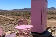 ナミブ砂漠のど真ん中にピンクの冷蔵庫！しかもちゃんと機能している