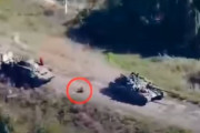 猛スピードで逃げるロシア軍戦車、兵士を次々と振り落とし、急カーブで木に激突！
