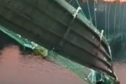 【動画】インドで「揺れる橋」として有名な『吊り橋』、400人が渋滞して故意に激しく揺らしまくる　→　崩落して大事故に…80人超が死亡