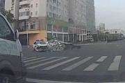 【動画】中国、パトカーが信号無視して猛然と交差点に突っ込み、パトカーと衝突～！