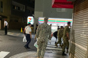 夜、横須賀でゴミ拾いする米兵と自衛官。一般人が撮影し拡散される(･∀･)