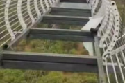 【画像】中国のガラスの橋が崩壊  観光客は無事救出