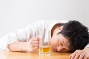 アルコールを摂取する事でしか人生に喜びを見出せない…