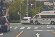 【動画】プリウスと緊急走行中の救急車が交差点内で衝突…