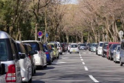 【悲報】歩行中、駐車違反の車に接触してケガ…警察に「運転手の過失はない」と言われ不満