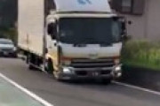 【動画】 捜査車両に衝突しながら逃走する暴走トラック ⇒ 強引に止めようとして失敗した一般車両の衝撃動画が話題に