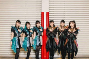 【海外】「サマーソニック26」でのBABYMETALと様々なアーティストのバックステージショット
