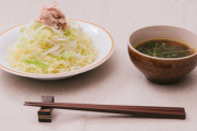 あのさ、つけ麺ってさ、なんで熱いスープに冷たい麺をつけて食べるわけ？？