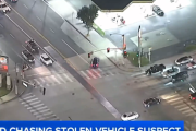 カリフォルニアで前代未聞のカーチェイス。警察の追跡中に給油して逃げ切る