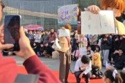 中国のコスプレイベントで夜神月のコスプレイヤーがデスノートに「高市早苗」と書くパフォーマンス→会場で歓声が上がる