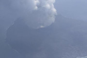 【噴火】西之島に大量の火山ガス　白色の噴煙3000メートル　
