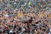 音楽フェス、ダイブやモッシュなどルールを守らない参加者のせいで骨折する人多数！→運営ブチギレへ
