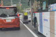 車の間をすり抜ける「シニアカー」歩行者扱いなのに車道で迷惑運転