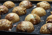 【画像】たこ焼き焼いてる
