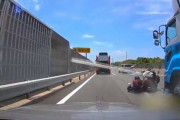 【動画】女バイク乗りさん、すり抜けからの立ちゴケで詰んでしまうｗｗｗｗｗｗ