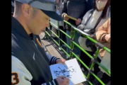 【動画】巨人阿部監督、ファンに書道筆でサインするwwwww