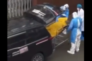 【動画】上海の老人ホームから遺体袋で運ばれた老人さん、生きているのに危うく火葬されそうになる… → 老人ホームの院長ら4人がクビに