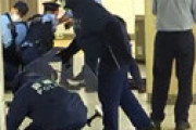 【動画】 東京メトロ半蔵門線・九段下駅で「刃物を持った男」が暴れる修羅場　駆けつけた警官に確保される