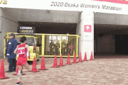 【GIF】大阪国際女子マラソン、優勝目前選手の走路を妨げた男性に批判殺到
