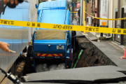 吉祥寺の繁華街で道路陥没「ごみ収集車はまった」