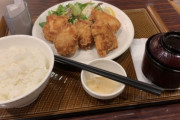 【画像】ガストの唐揚げ定食（990円）がこちらｗｗｗｗｗｗ