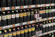 外国人「日本の店にはこんなに多くの醤油があるらしいぞ！」