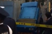 【動画】 吉祥寺駅近くで道路が大きく陥没、ゴミ収集車が巻き込まれる異様な光景 「エグい事になってる・・」