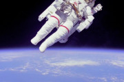 宇宙空間で宇宙飛行士の命綱が切れたらどうなんの？