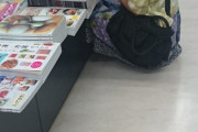 【悲報】こどおじの母親、本屋でレシピをメモしてる姿を陰キャに盗撮される・・・