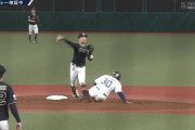 オリックス・安達が負傷交代　併殺プレーで西武・オグレディと交錯