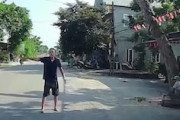 【動画】木の伐採作業中の不注意で通行人が亡くなった事故。