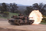オーストラリア王立陸軍のM1A1エイブラムス戦車が実弾射撃のデモンストレーションを実施！