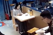 【動画】中国の男の子、突然ラーメン汁を隣の女性にぶっかけて逃走ｗｗｗｗ