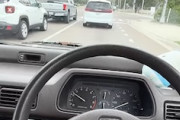 アクセル全開でなんとか流れについていけるホンダ・アクティの動画が人気に。