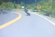 事故の相手はパトカー！？緊急車両と大事故になってしまったバイク乗りの映像。