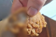 イギリスのKFCから鶏の頭が発見される・・・「ビーガンまっしぐら」「当たりだろ」「一生食えなくなるわ」