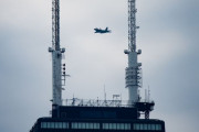 F-22ステルス戦闘機がシカゴ高層ビル上空を飛行、操縦はロペス米空軍少将！