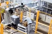【動画】事故は慣れた頃に。作業員がロボットアームに圧迫されてしまう。