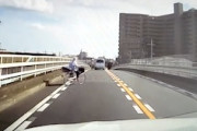 【動画】自転車で車道によれてきたおばあちゃんがコエエエ！ドラレコ。
